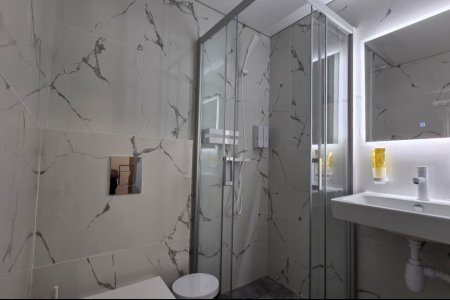 Душевая кабина в номере Стандарт №10 в отеле Buta Hotel 4
