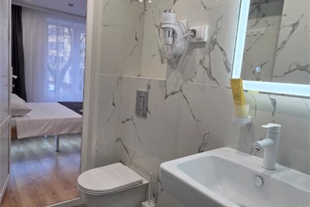 Душевая комната в номере Стандарт №9 в гостинице Buta Hotel 4