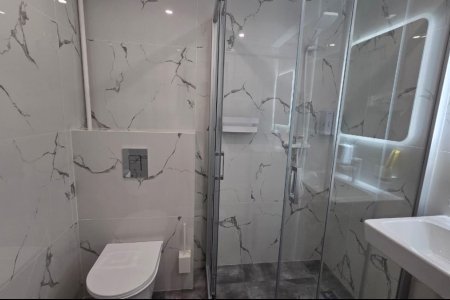 Душевая с санузлом в номере Комфорт трехместный №1 в отеле Buta Hotel 4