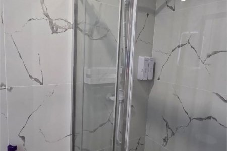 Душевая в номере Эконом №6 в отеле Buta Hotel 4