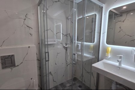 Душевая в номере Комфорт трехместный №1 в отеле Buta Hotel 4