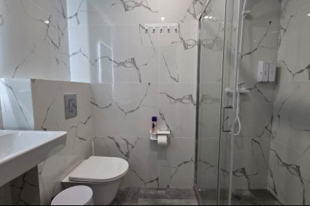 Душевая в номере Комфорт №3 в отеле Buta Hotel 4