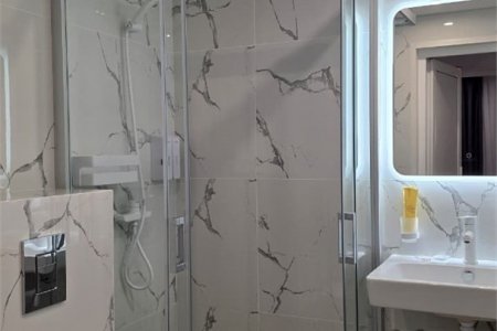 Душевая в номере Комфорт №4 в отеле Buta Hotel 4