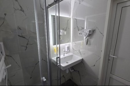 Душевая в номере Стандарт №10 в отеле Buta Hotel 4