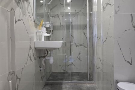 Душевая в номере Стандарт №9 в гостинице Buta Hotel 4