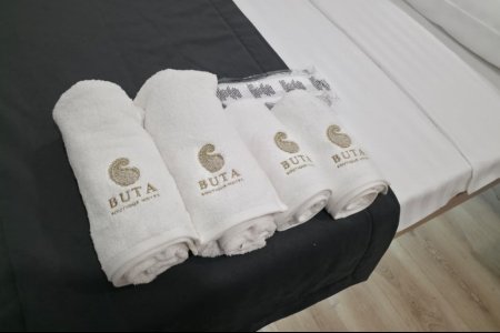 Полотенца в номере Комфорт №7 в отеле Buta Hotel 4