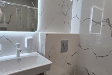 Раковина и санузел в номере Комфорт №3 в отеле Buta Hotel 4