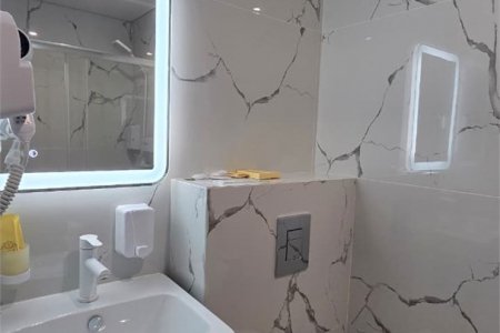 Раковина в номере Комфорт №2 в отеле Buta Hotel 4
