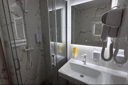 Раковина в номере Стандарт №10 в отеле Buta Hotel 4