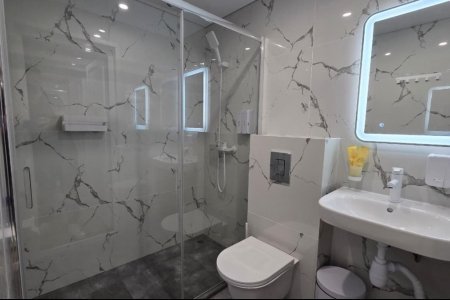 Санузел в номере Комфорт трехместный №5 в отеле Buta Hotel 4