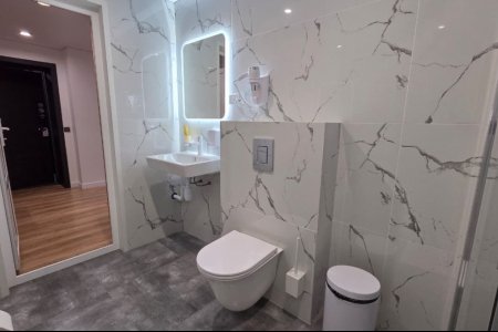 Санузел в номере Комфорт №7 в отеле Buta Hotel 4