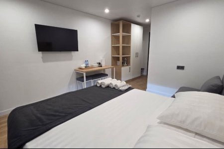 Спальная зона в номере Комфорт трехместный №1 в отеле Buta Hotel 4