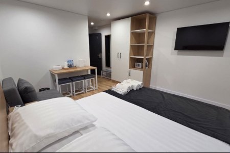 Спальная зона в номере Комфорт трехместный №5 в отеле Buta Hotel 4
