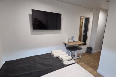 Телевизор в номере Эконом №6 в отеле Buta Hotel 4