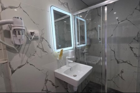 Ванная комната в номере Стандарт №9 в гостинице Buta Hotel 4
