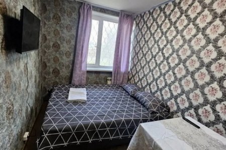 Двуспальная кровать в номере в отеле LemonLime Hotel