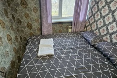 Кровать с полотенцами в номере в гостинице LemonLime Hotel
