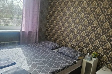 Серая кровать в номере в отеле LemonLime Hotel