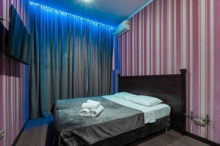 Двуспальная кровать в номере 9 Делюкс в отеле De Art на Тверской