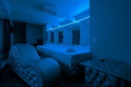 номер зеркальный 4