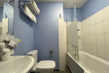 Душевая комната в номере Улучшенный Делюкс № 2 в отеле Гипноз на Покровке