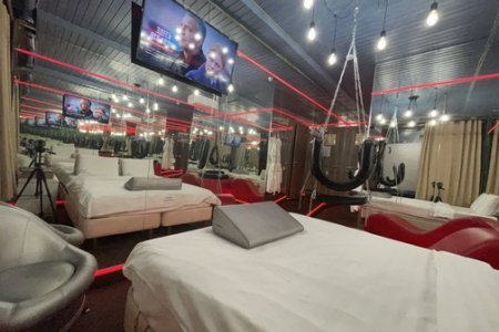 Двуспальная кровать в номере Улучшенный Делюкс № 2 в отеле Гипноз на Покровке