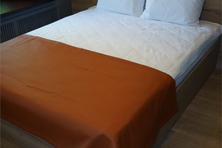 Большая кровать Улучшенного двухместного номера в апартаментах Кауфман Хаус