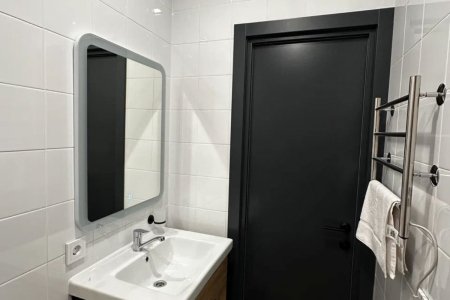 Раковина с зеркалом в Стандартном двухместном номере в апартаментах Кауфман Хаус