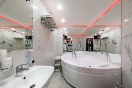 Джакузи в номере Делюкс № 8 в отеле Гипноз на Кутузовском проспекте