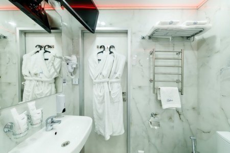 Халаты в номере Улучшенный Делюкс № 3 в отеле Гипноз на Кутузовском проспекте