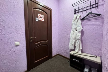 Халаты в прихожей в номере Премиум № 4 в отеле Гипноз в Лефортово