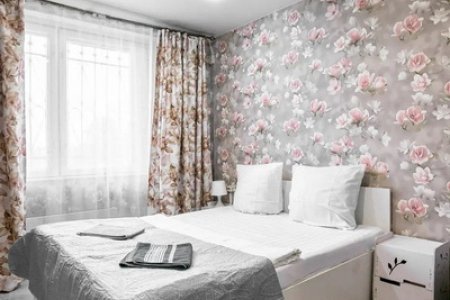 Спальное место с белым бельем в номере отеля Лимонлайм-2