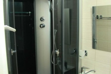 Душевая кабина в номере Комфорт в мини-отеле Мечта