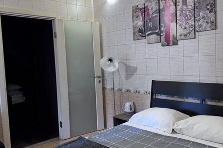 Снять номер у Лухмановской Кровать в номере Комфорт в мини-отеле Мечта