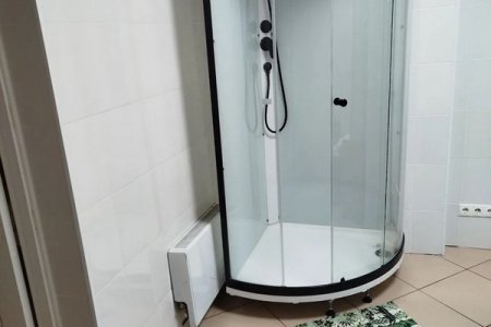 Почасовой номер с душевой кабиной Душевая кабина в Семейном номере отеля Уютная Сова