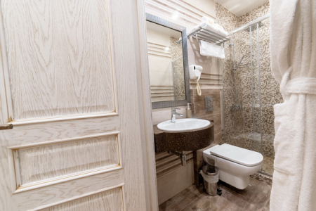 Душевая комната в номере Комфорт в отеле Инвайт Коломенская