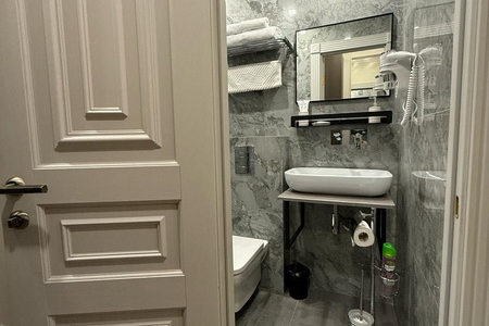 Душевая комната в отеле Инвайт Коломенская в номере Комфорт +