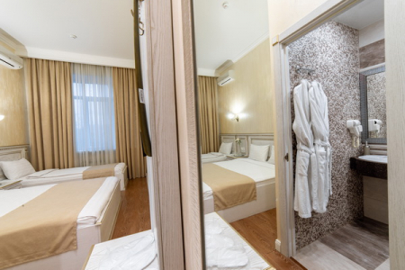 Халаты в классическом трехместном номере в отеле Инвайт Коломенская