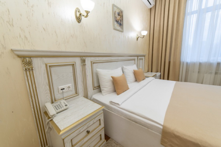 Кровать в номере Комфорт в отеле Инвайт Коломенская