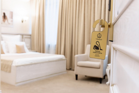 Кровать в отеле Инвайт Коломенская в номере Делюкс