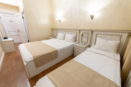 Кровати в номере Классическом 3х-местном в отеле Инвайт Коломенская