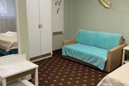 Диван в улучшенном номере в Littlehotel