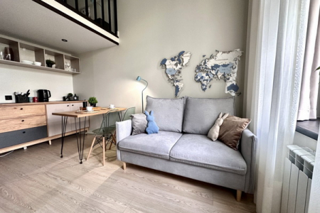 Диван на кухне в номере Studio Suite в Prive Luna