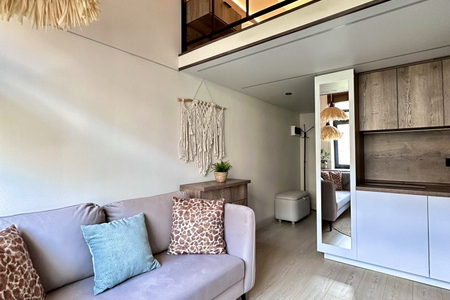 Диван в номере Studio Suite в Prive Luna