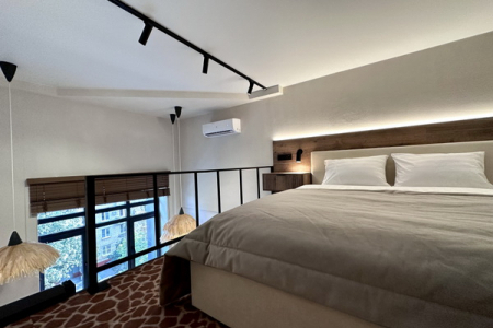 Огромная кровать в номере Studio Suite в Prive Luna