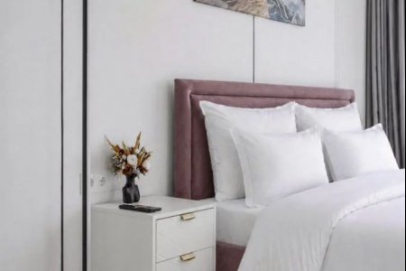 Большая кровать в студии 30 м² в апартаментах Москва-Сити