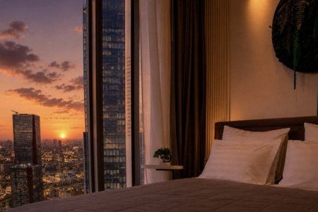 Двуспальная кровать в апартаментах 54-6 в Москва-Сити