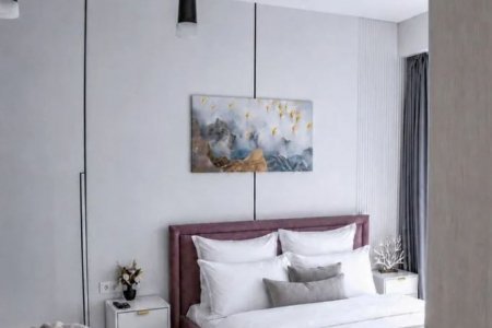 Двуспальная кровать в студии 30 м² в апартаментах Москва-Сити