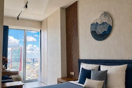 Кровать с видом на город в апартаментах 54-7 — Москва-Сити