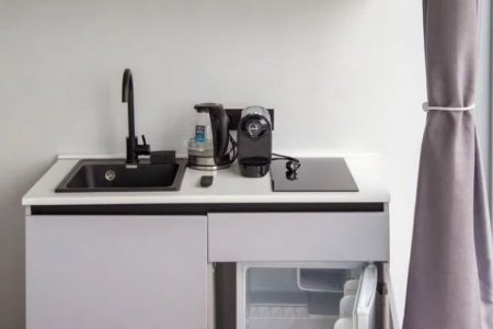 Кухонная зона в номере в номере 35-6 в Москва-Сити